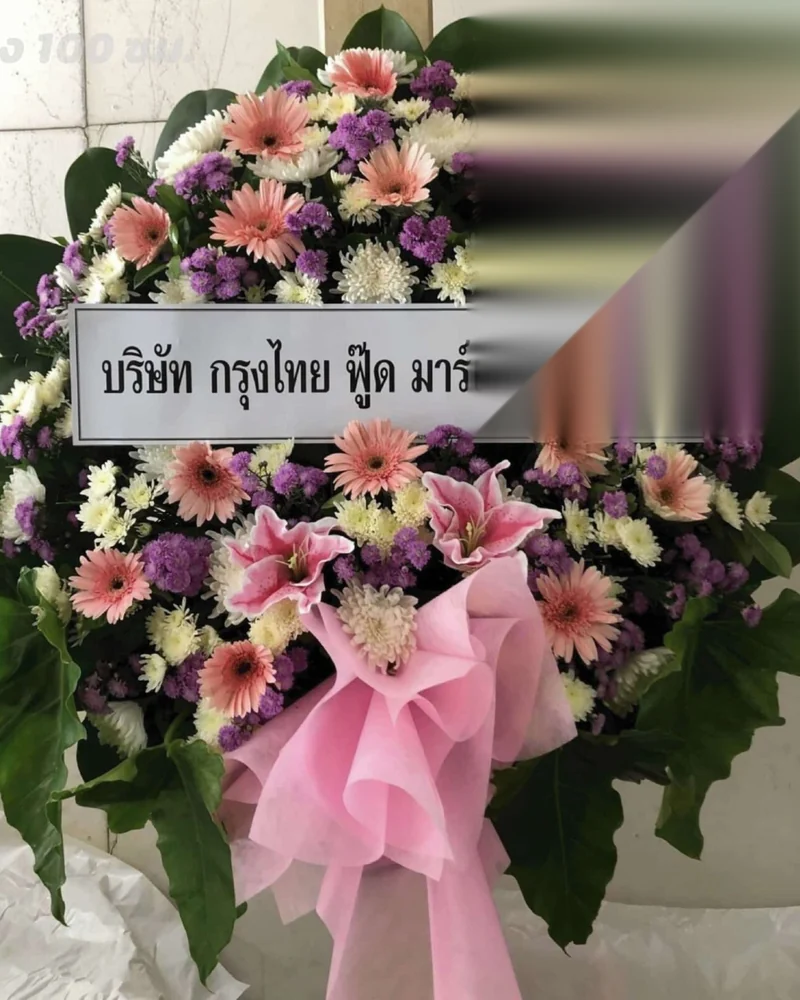 พวงหรีดดอกไม้สดโทนขาวครีมตั้งต่อเนื่องหน้าศาลา