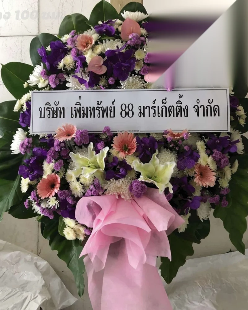 ดอกไม้สดโทนขาวเหลืองนวลจัดวางในบรรยากาศอบอุ่น