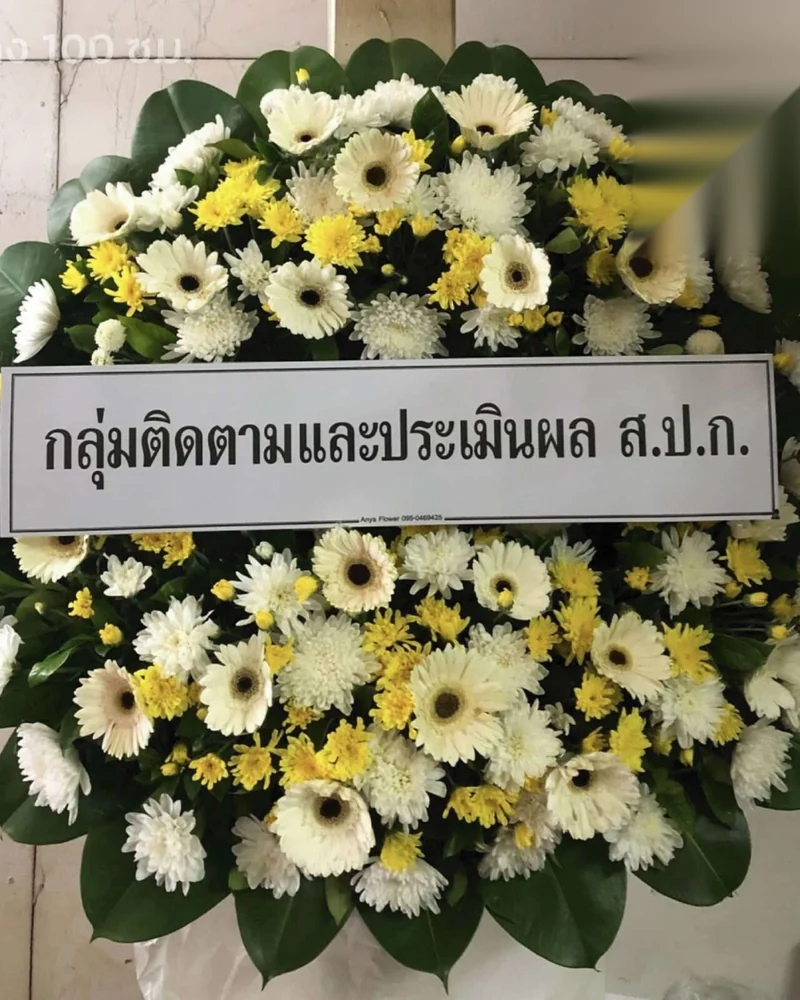 พวงหรีดดอกไม้สดโทนขาวเหลืองขนาดพอเหมาะกับศาลาขนาดเล็ก