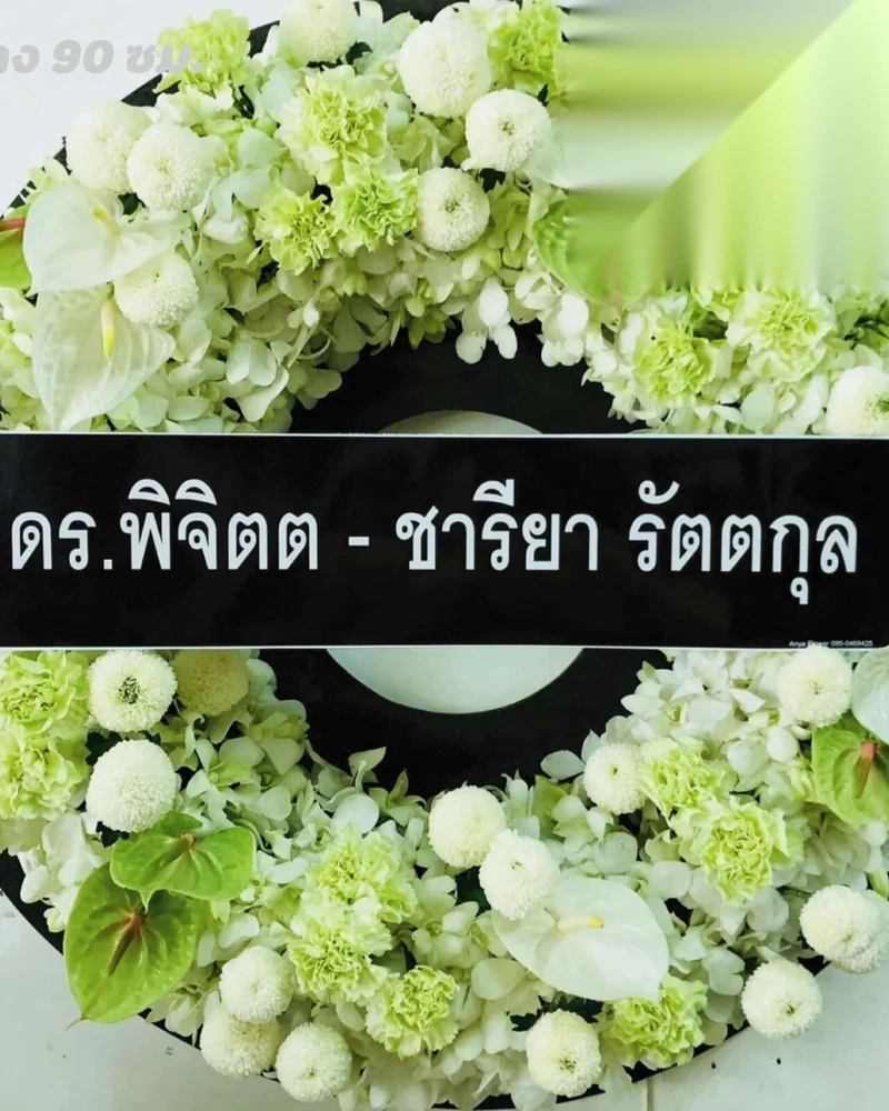 พวงหรีดดอกไม้สดตั้งหน้าศาลาวัดยามเย็น