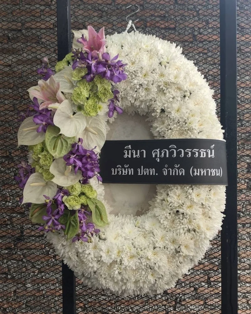 ดอกไม้สดโทนขาวม่วงจัดทรงสวยงามเป็นชุดใหญ่