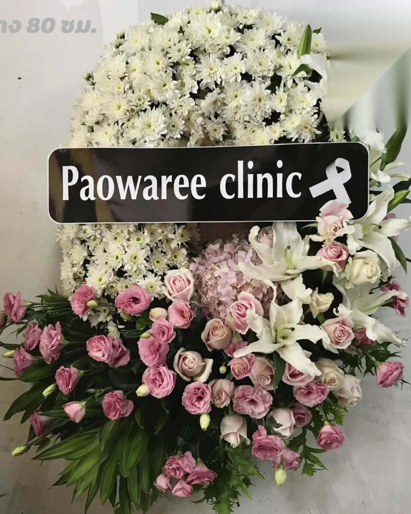 พวงหรีดดอกไม้สดตั้งหน้าศาลาตั้งแต่คืนแรกของการสวดพระอภิธรรม