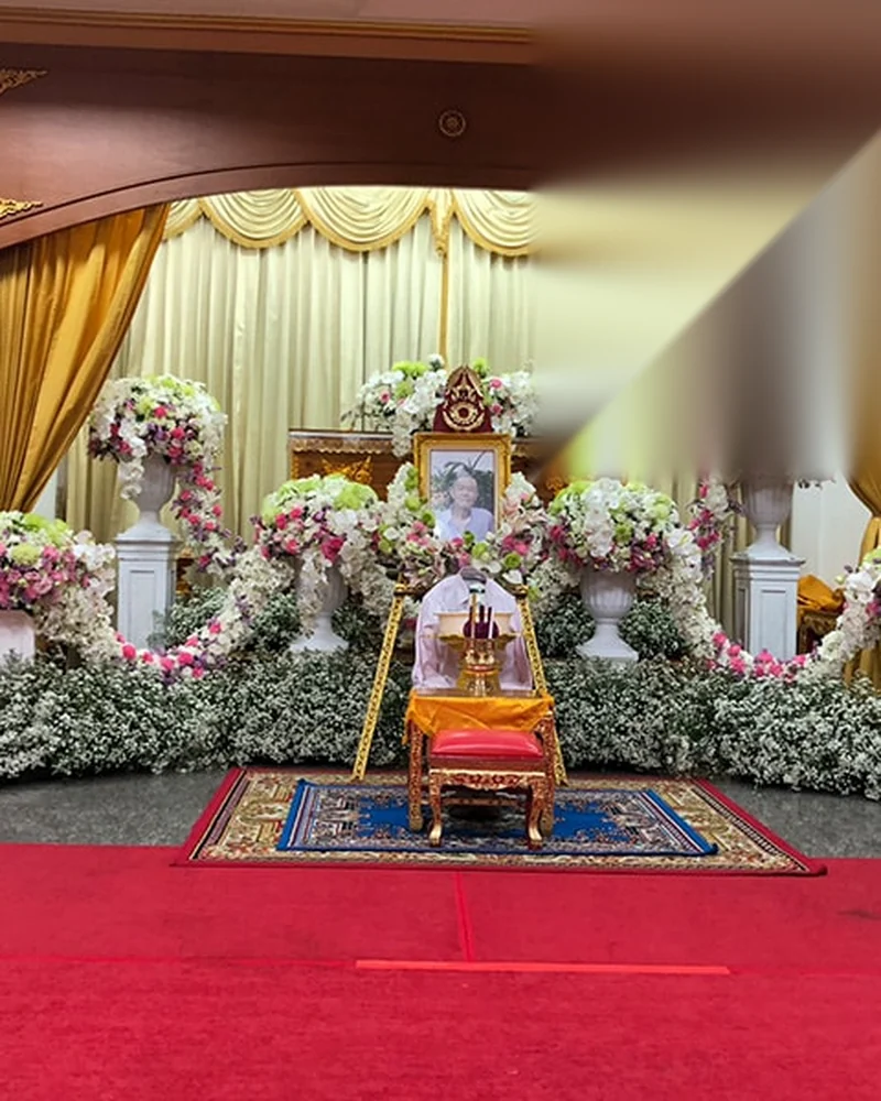ศาลาวัดที่ตั้งหีบศพและประดับดอกไม้รอผู้มาร่วมงานในช่วงหัวค่ำ
