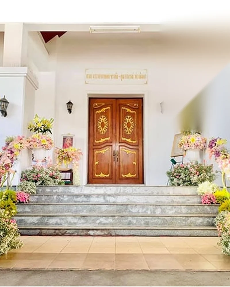 ทางเข้าศาลาวัดที่ประดับดอกไม้สำหรับงานสวดพระอภิธรรม