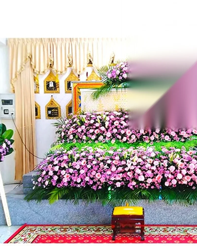 ดอกไม้หน้าศพที่จัดไว้ในศาลาสำหรับพิธีสวดพระอภิธรรม