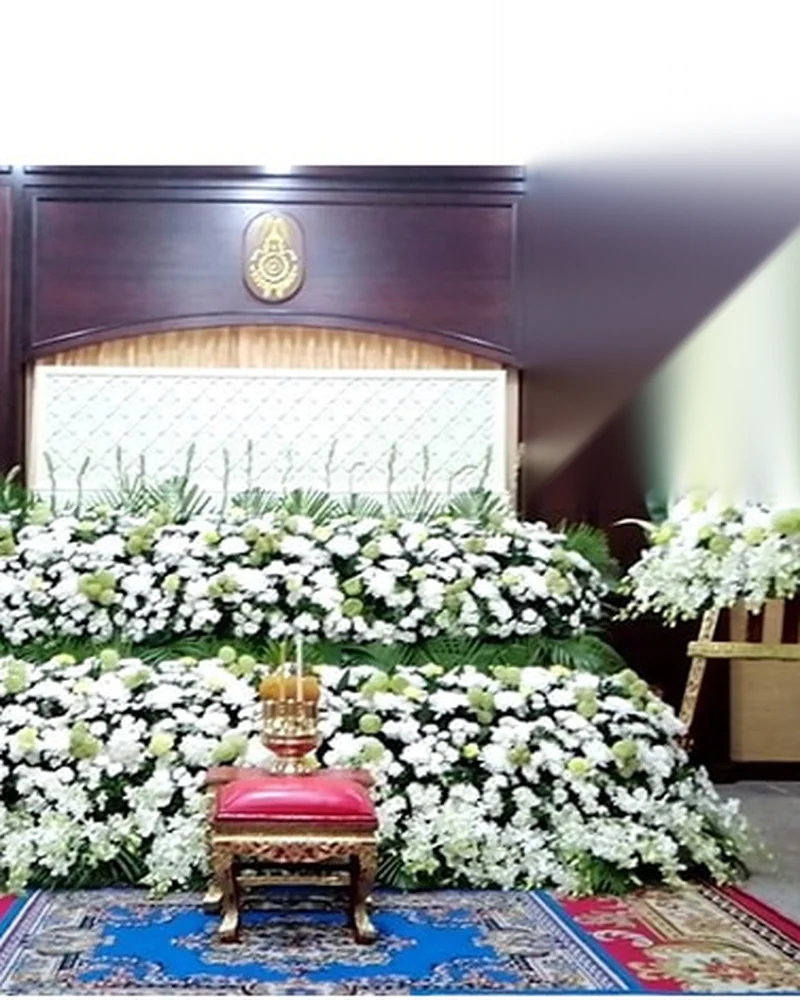 การจัดดอกไม้หน้าศพโทนขาวภายในศาลาที่เตรียมไว้ก่อนเวลาสวด