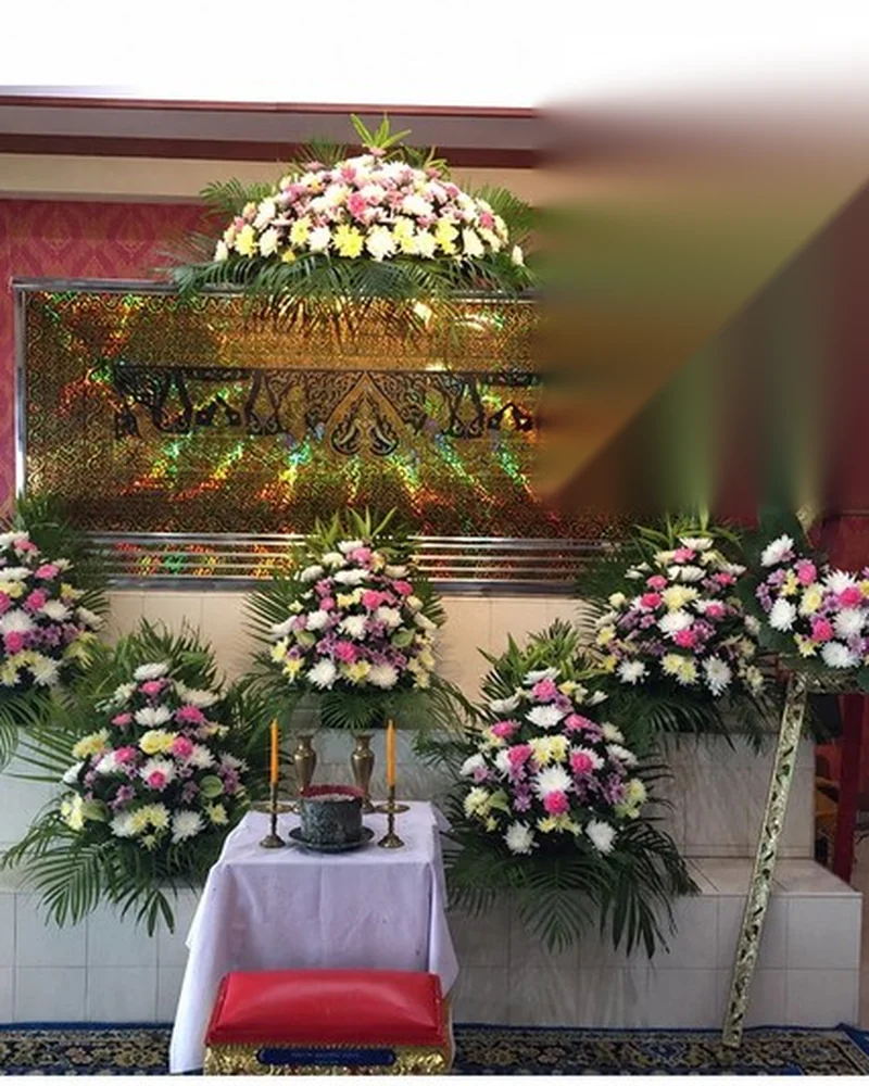 การจัดดอกไม้ประกอบที่ตั้งศพในพิธีบำเพ็ญกุศลตามธรรมเนียมไทย