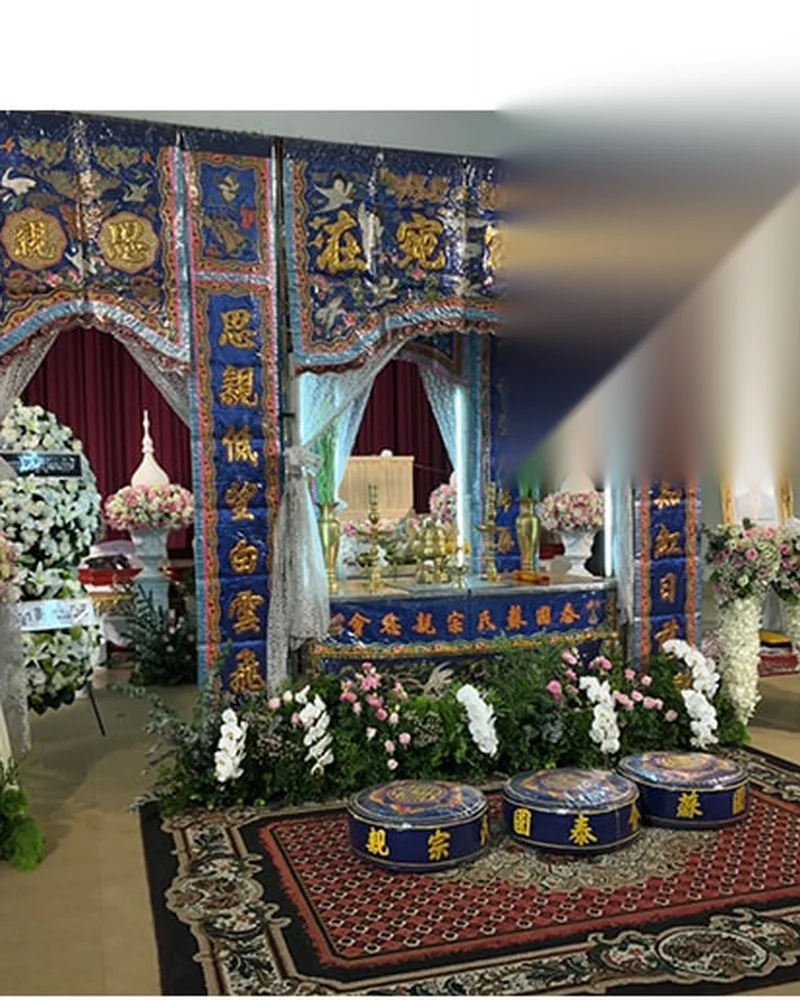 ดอกไม้หน้าศพจัดในโทนขาวสำหรับพิธีสวดพระอภิธรรม
