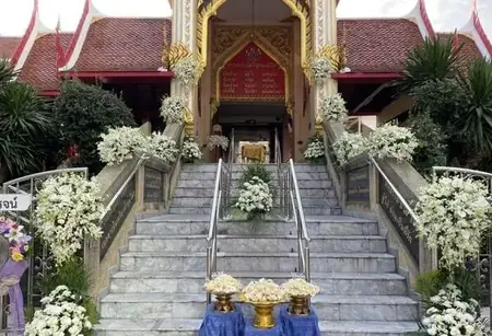 พวงหรีดดอกไม้หน้าเมรุ วัดสามจีนใต