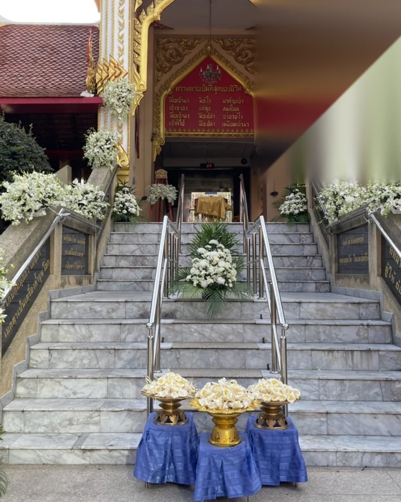 ทางขึ้นศาลาวัดที่จัดดอกไม้ไว้อาลัยสองข้างบันไดสำหรับงานบำเพ็ญกุศล