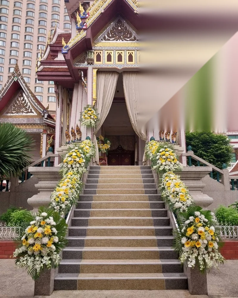 บันไดทางขึ้นศาลาวัดในกรุงเทพฯ ที่จัดดอกไม้ต้อนรับผู้มาร่วมงาน
