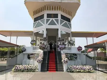 พวงหรีดดอกไม้หน้าเมรุ วัดนรนาถสุน