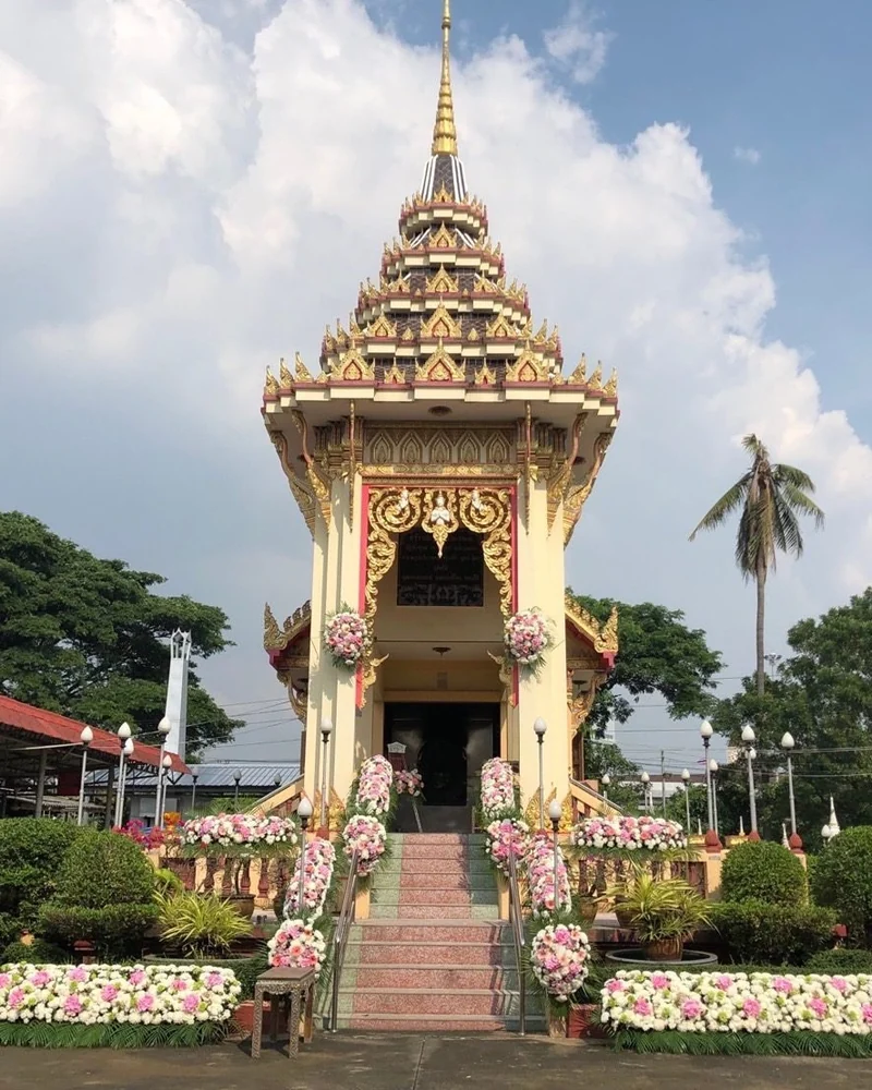 เมรุวัดมุมกว้างพร้อมดอกไม้ประดับบันไดหลังพิธีฌาปนกิจ