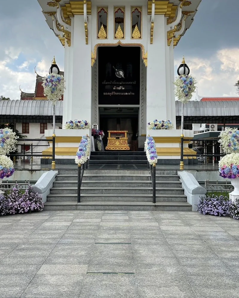 บริเวณหน้าศาลาวัดที่จัดพื้นที่สำหรับผู้มาร่วมงานบำเพ็ญกุศล