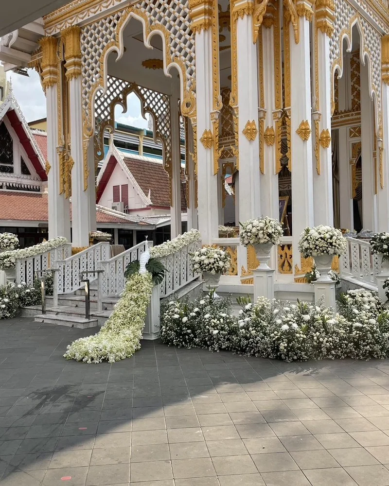 เมรุและซุ้มทางเข้าประดับดอกไม้สีขาวสำหรับพิธีฌาปนกิจ