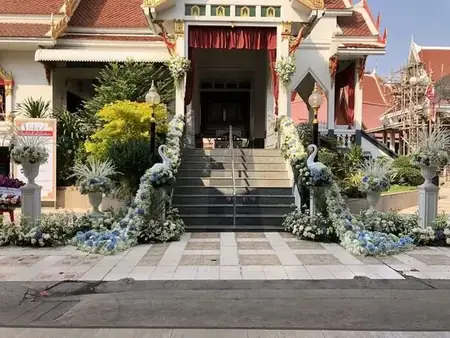 พวงหรีดดอกไม้สดโทนขาวสำหรับส่งงานศพจีน