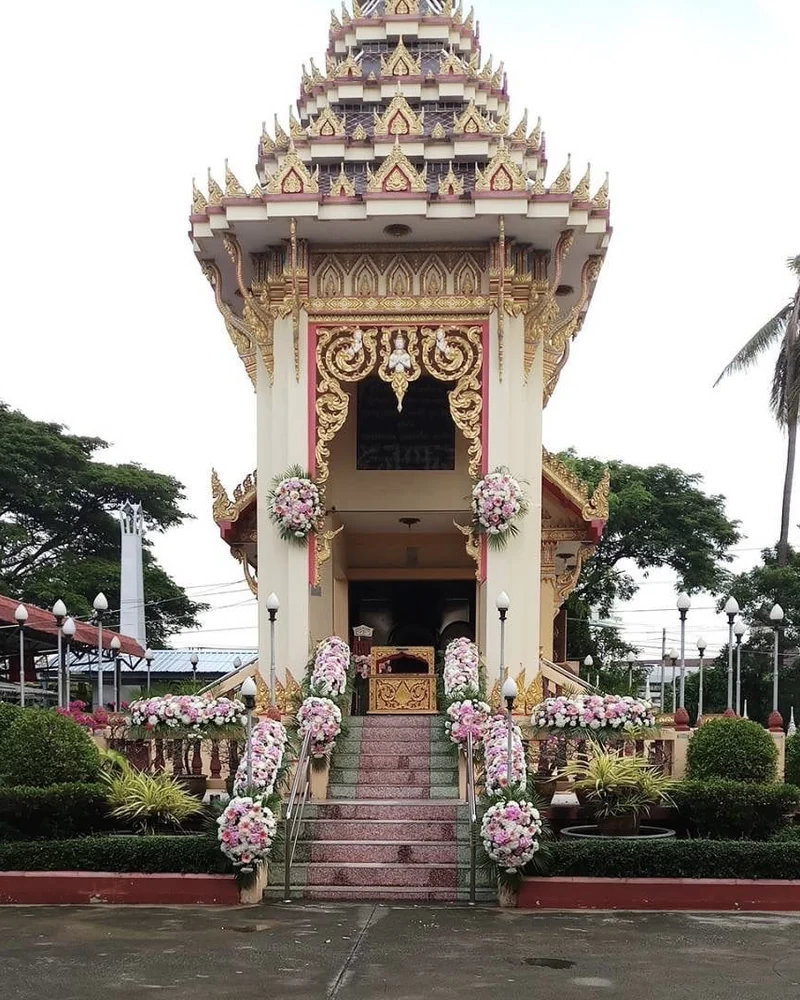 เมรุวัดที่ประดับดอกไม้เตรียมไว้สำหรับพิธีฌาปนกิจในช่วงบ่าย