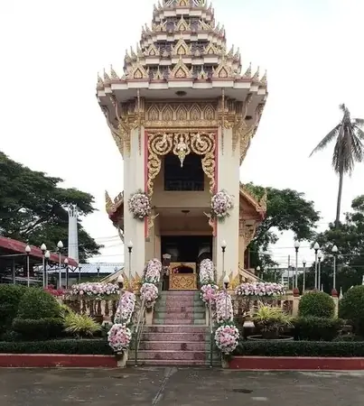 พวงหรีดดอกไม้หน้าเมรุ วัดชนะสงครา
