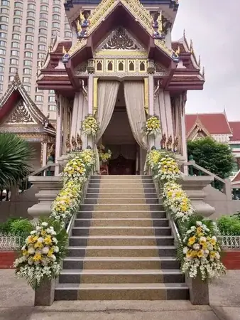 พวงหรีดดอกไม้หน้าเมรุ วัดราชประดิ