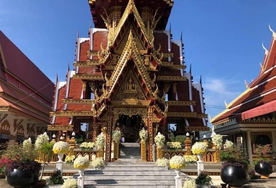 พวงหรีดดอกไม้หน้าเมรุ วัดเบญจมบพิตร ส