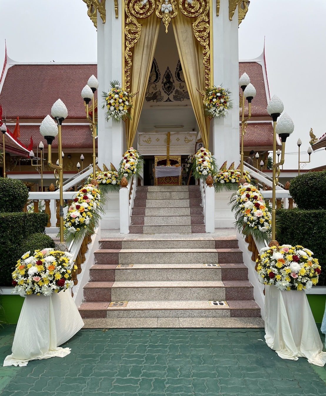 พวงหรีดดอกไม้หน้าเมรุ วัดเทวีวรญาติ ส