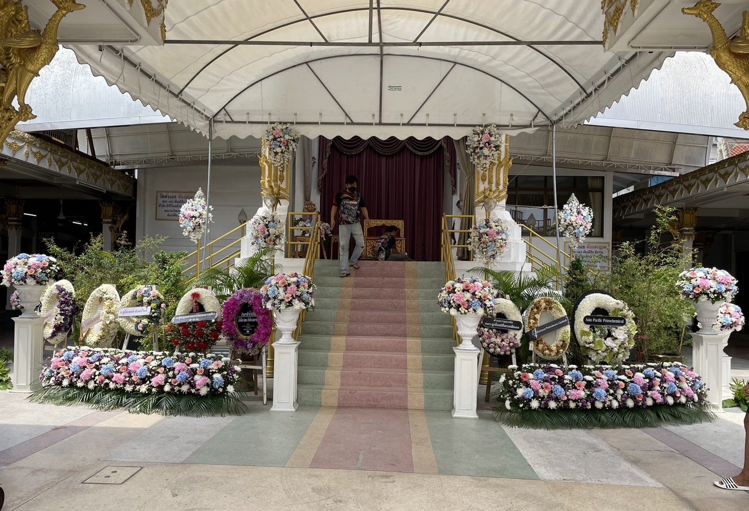 พวงหรีดดอกไม้หน้าเมรุ วัดเทพศิรินทร์