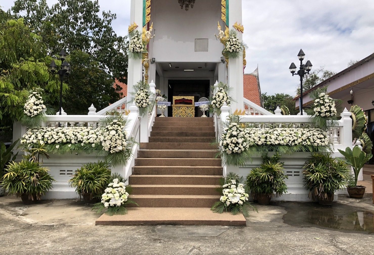 พวงหรีดดอกไม้หน้าเมรุ วัดอัมพวัน ส่งถ