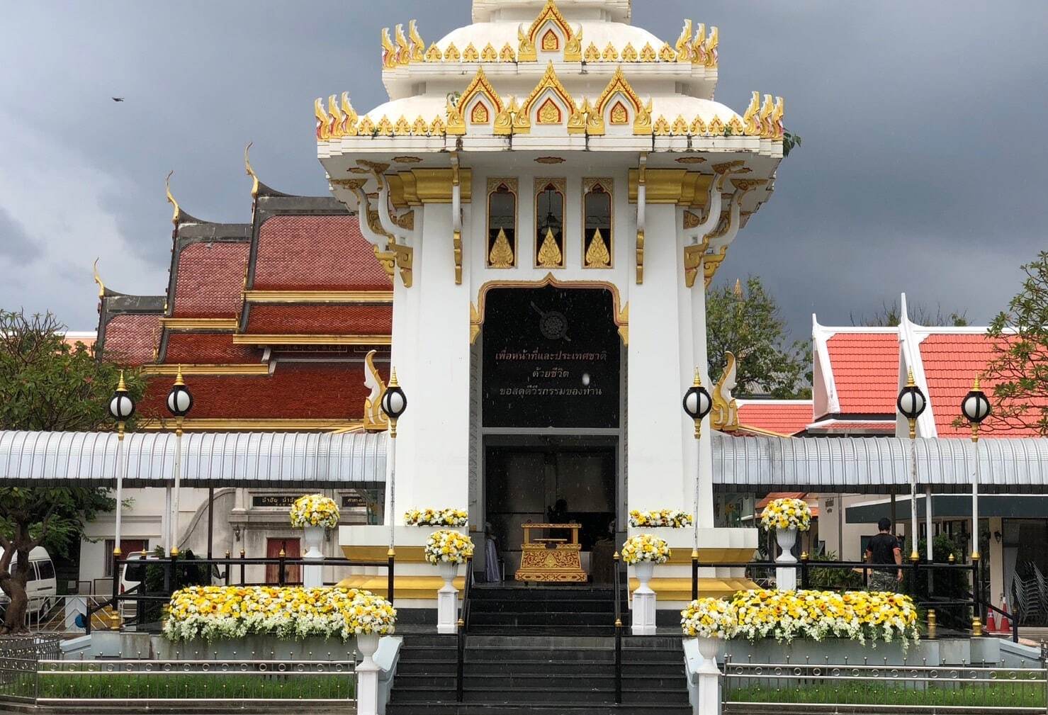 พวงหรีดดอกไม้หน้าเมรุ วัดสุคันธาราม ส