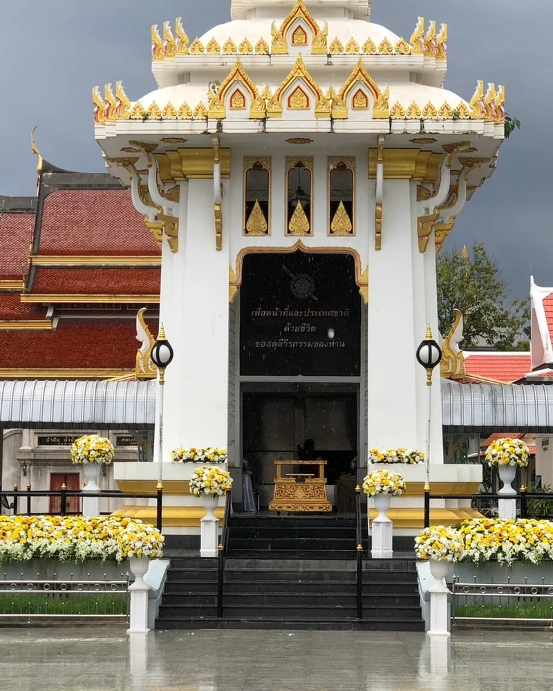ถวายพระในงานศพ ต้องเตรียมอะไรบ้าง ผ้าไตร เครื่องไทยธรรม และซองปัจจัย